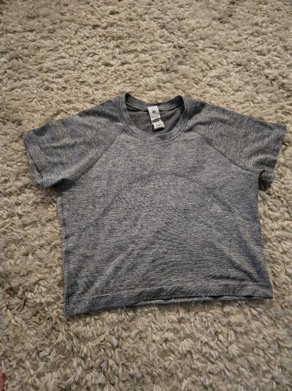 Women's Lululemon cropped short sleeve shirt